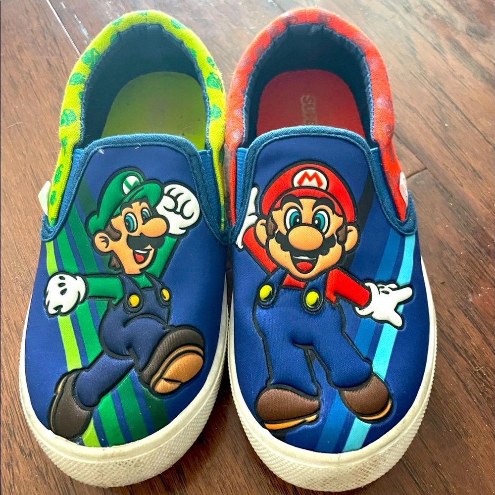 Super Mario slip on shoes. Kid size 1. Good condition.